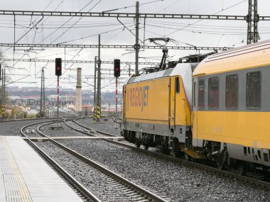 PRAG, CZECH REPUBLIC - 2 Kasım 2024: Prag ana tren istasyonundaki Regiojet bombacısı TRAXX MS 3 treni