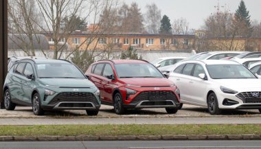 OSTRAVA, CZECHIA - 16 ARALIK 2023: Çek Cumhuriyeti 'ndeki bayilikte Hyundai Bayon geçiş arabaları sunuldu