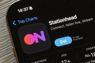 OSTRAVA, CZECHIA - 23 Kasım 2024: Stationhead müzik uygulamalı uygulama iOS akıllı telefon uygulaması