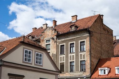Slovenya, Maribor 'da mavi gökyüzü olan eski tuğla evler