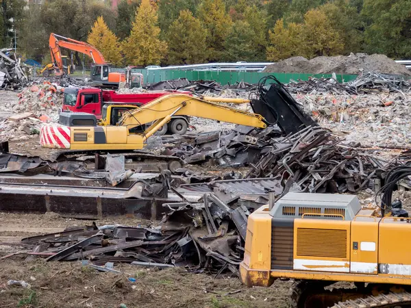 Sarı kazıcıyla eski binanın yıkımı