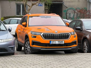 OSTRAVA, CZECH REPUBLIC - 8 Kasım 2024: Orange Skoda Karoq SUV arabası sokağa park edilmiş, araç ambalajıyla kaplı 