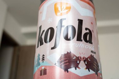OSTRAVA, CZECH REPUBLIC - 8 ARALIK 2023: Rom aromalı bir şişe Kofola Rumova Çek kokaini