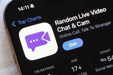 OSTRAVA, CZECHIA - 23, 2024: iOS 'a yüklenmek üzere Random Live Video Chat ve Cam mobil uygulamalı Apple uygulama mağazası