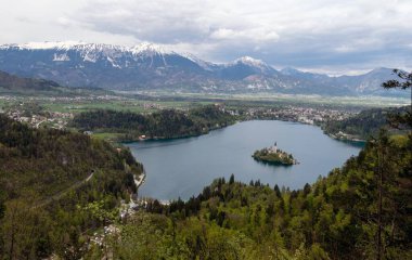 Kanlı gölün manzarası ve Meryem 'in Hükmü Kilisesi