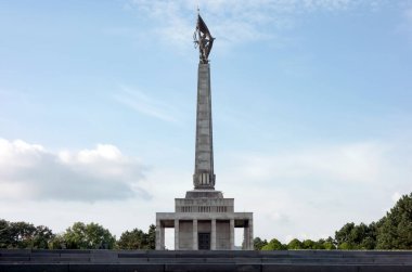 Slovakya, Bratislava 'daki Slavin Anıtı, Sovyet askerlerini anımsatıyor.