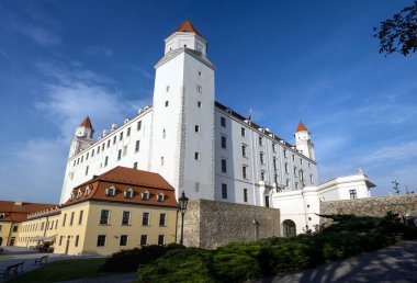 Güzel bir yaz gününde Slovakya 'daki Bratislava Kalesi