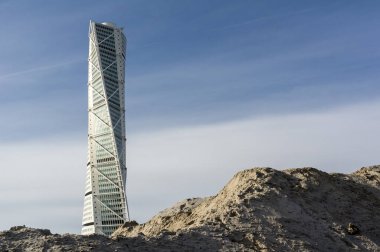 MALMO, SwEDEN - 26 Ekim 2014: İsveç 'in Malmö şehrinde ünlü Gövde Dönüşü Gökdeleni. Mimar Santiago Calatrava tarafından tasarlanmış ve 2005 yılında açılmıştır.