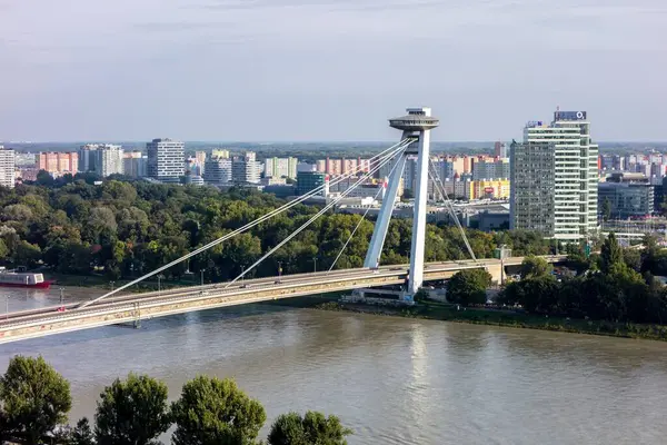 BRATISLAVA, SLOVAKIA - EYLÜL 6, 2014: Bratislava, Slovakya 'daki Tuna Nehri üzerindeki en ünlü Yeni Köprü (Novy most). 