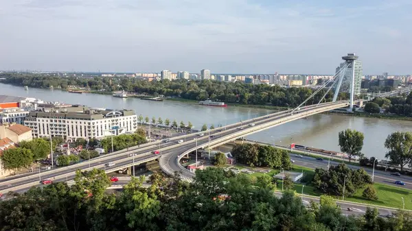 BRATISLAVA, SLOVAKIA - EYLÜL 6, 2014: Slovakya 'da Tuna Nehri üzerindeki en ünlü Yeni Köprü (Novy most)