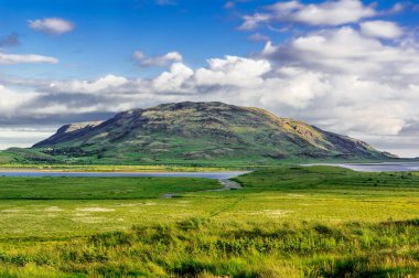 Gün batımında Skalholt kenti yakınlarındaki İzlanda manzarası Vordufell Hill ile