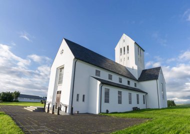 SKALHOLT, ICELAND - 28 Haziran 2014: Mavi gökyüzü ile İzlanda 'daki Beyaz Skalholt Kilisesi