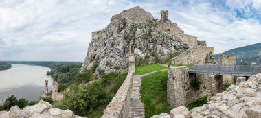 Slovakya, Avrupa 'daki Bratislava kenti yakınlarındaki Devin şatosu harabesi