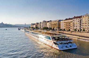 BUDAPEST, HUNGARY - 17 Haziran 2013: Macaristan 'ın başkenti Budapeşte' de Tuna Nehri üzerindeki gemi Arosa 'yı gezin