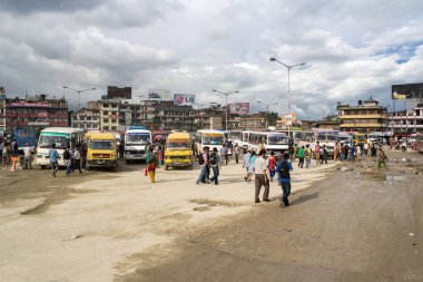 KATHMANDU, NEPAL - 28 Temmuz 2013: Nepal, Asya 'daki Katmandu ana otobüs durağı