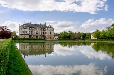 Barok sarayı Almanya 'nın Dresden kentindeki Grosser Bahçesi' ndeki Palaisteich sularına yansıdı