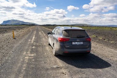ICELAND - 29 Haziran 2014: Gri Kia Ceed SW İzlanda 'da volkanların yakınındaki çöl yolunda araba