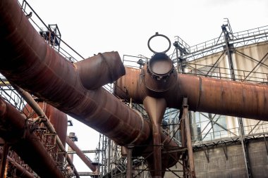 Çek Cumhuriyeti 'nin Ostrava Vitkovice bölgesindeki paslı borular