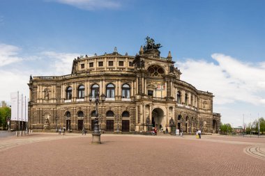 DRESDEN, GERMANY - 27 Nisan: Almanya 'nın Dresden şehrinin tarihi bölümünde Semperoper binası (opera binası)