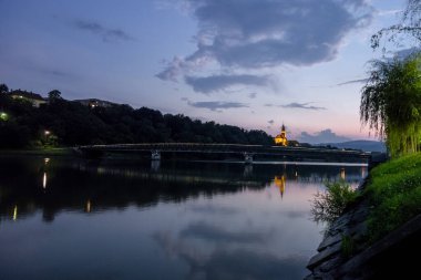 Slovenya, Maribor 'da gün batımından sonra Drava Nehri