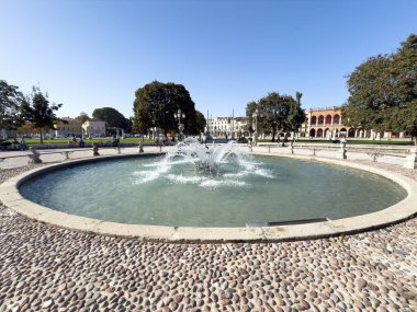 PADOVA, İtalya - 30 Ekim 2024: Prato della Valle Parkı 'ndaki Fontana dell Isola Memmia çeşmesi, güneşli bir gün