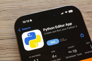 OSTRAVA, CZECHIA - 19 Ocak 2025: Python Editör Uygulaması mobil uygulaması olan Apple uygulama mağazası