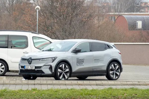 OSTRAVA, CZECHIA - 16 ARALIK 2023: Çek Cumhuriyeti 'nin Ostrava kentindeki bayilikte park halindeki elektrikli Renault Megane-Tech elektrikli araba
