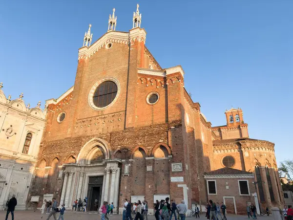 VENICE, İtalya - 1 Kasım 2024: Venedik, İtalya 'da turistlerle birlikte Basilica dei Santi Giovanni e Paolo Kilisesi