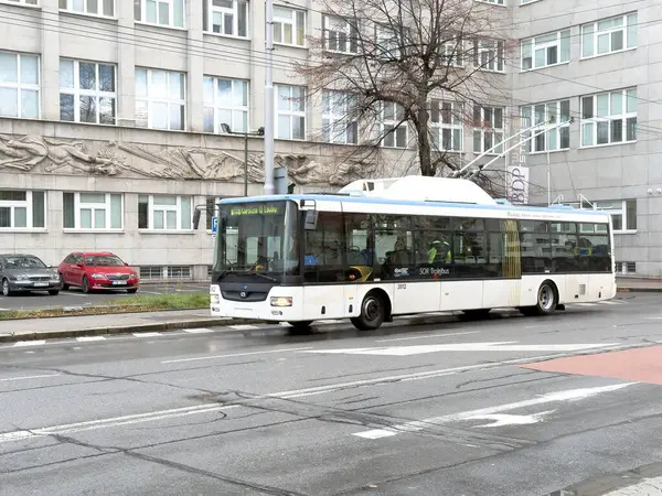 OSTRAVA, CZECHIA - 20 Kasım 2024: Ostrava 'daki Sokolska Caddesi' ndeki DPO şirketinin Beyaz SOR TNB 12 troleybüsü