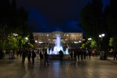 ATİNA, GREECE - 4 Şubat 2019: Yunanistan 'ın Atina kentindeki Yunan Parlamentosu binasının önündeki Sintagma Meydanı ve Su Fıskiyesi