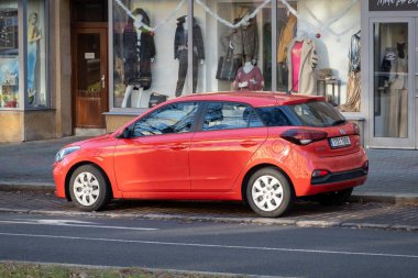 OSTRAVA, CZECHIA - 18 Aralık 2023: Caddeye park edilmiş kırmızı Hyundai i20 GB hatchback arabasının arka tarafı