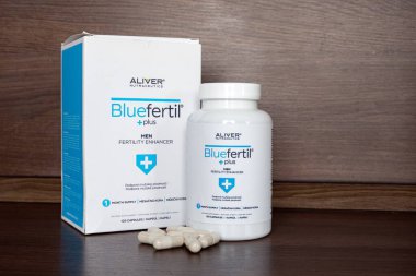 OSTRAVA, CZECHIA - 3 Aralık 2023: Aliver Nutraceutics Bluefertil Plus erkek doğurganlık sorunları için birkaç hap