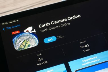 OSTRAVA, CZECHIA - SEPTEMBER 28, 2024: Dünya Kamerası Online mobil uygulamalı Apple uygulama canlı web kameraları
