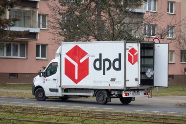 OSTRAVA, CZECHIA - 31 Ocak 2024: DPD dağıtım şirketinin Renault Master III minibüsü