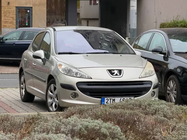OSTRAVA, CZECHIA - 8 ARALIK 2024 Silver Peugeot 207 Fransız arabası sokağa park edildi