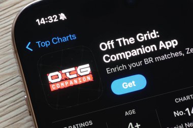 OSTRAVA, CZECHIA - 23 Kasım 2024: Mobil savaş kraliyet oyunu Off the Grid Companion Uygulaması ile Apple uygulama mağazası