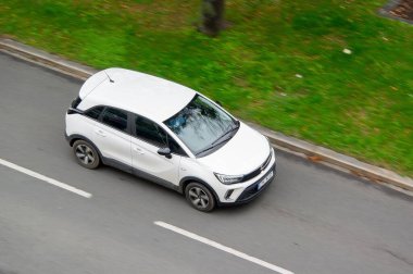 OSTRAVA, CZECHIA - 3 Ekim 2024: Hareket bulanıklığı efektli Beyaz Opel Geçidi X çapraz arabası