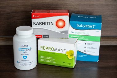 OSTRAVA, CZECHIA - 3 Aralık 2023: BabyStart Fertilman Plus, Karnitin, Aliver Bluefertil ve erkek doğurganlık sorunları için destek