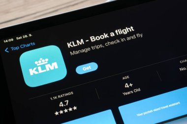 OSTRAVA, CZECHIA - Eylül 28, 2024: KLM havayolları mobil seyahat uygulamalı Apple uygulama mağazası