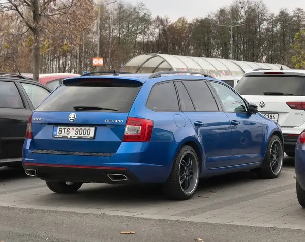 HAVIROV, CZECHIA - 18 Kasım 2024: Blue Skoda Octavia RS Combi arazi arabası büyük otoparkta park edilmiş, akort edilmiş araç