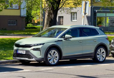 OSTRAVA, CZECH REPUBLIC - 27 Nisan 2025: Yeşil elektrikli Skoda Elroq kompakt SUV