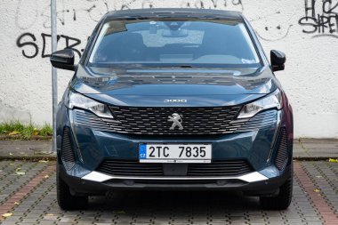 OSTRAVA, CZECHIA - 16 Kasım 2023: Peugeot 3008 (P84) kavşağı caddeye park edilmiş