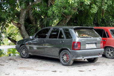 VARADERO, CUBA - 2 Eylül 2023 Gri İtalyan Fiat Tipo hatchback arabası Küba sokaklarına park edildi
