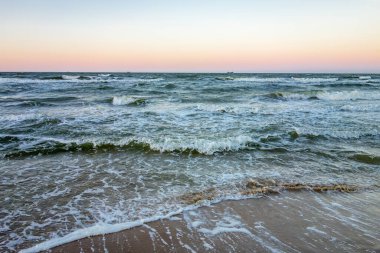 Gdansk 'ta deniz kıyısı ve büyük dalgalar, Avrupa' da Polonya