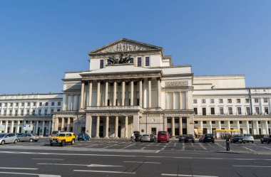 WARsaw, POLAND - 9 Ağustos 2015: Varşova, Polonya 'da Ulusal Opera Binası (Opera Narodowa, Teatr Wielki)