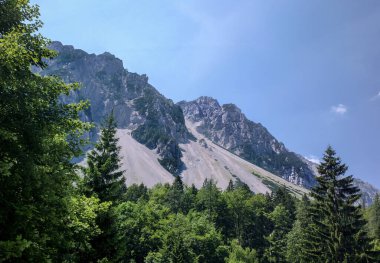 İlkbahar günü Ljubelj geçidi yakınlarındaki Slovenya ve Avusturya Alpleri