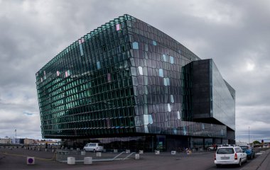 REYKJAVIK, ICELAND - 27 Haziran 2014: Reykjavik, İzlanda 'daki Harpa konser salonunun ünlü modern binası
