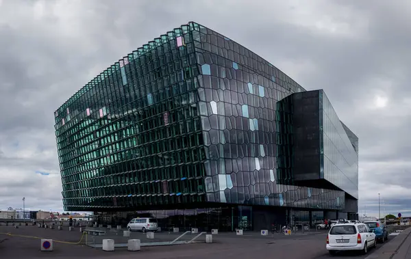 REYKJAVIK, ICELAND - 27 Haziran 2014: Reykjavik, İzlanda 'daki Harpa konser salonunun ünlü modern binası