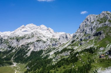 Vodnikov dom ve Slovenya 'nın Triglav zirvesi manzarası