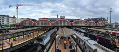 COPENHAGEN, DENMARK - 27 Ekim 2014: Kopenhag, Danimarka 'daki güzel merkezi tren istasyonunun panoraması